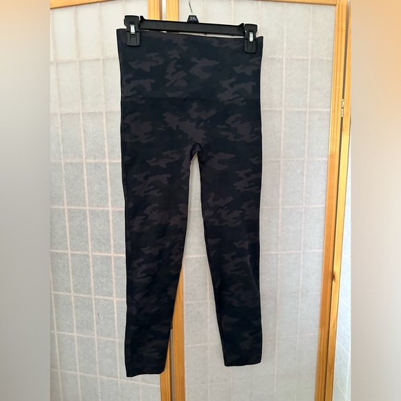 Spanx Look At Me Now Seamless Leggings in Black Camouflage - Picture 3 of 3